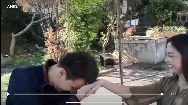 Momen Kedekatan Jonathan Frizzy dan Ririn Dwi Ariyanti Jonathan Frizzy dan Ririn Dwi Ariyanti belakangan menjadi sorotan publik. Yuk kita intip momen potret berdua!