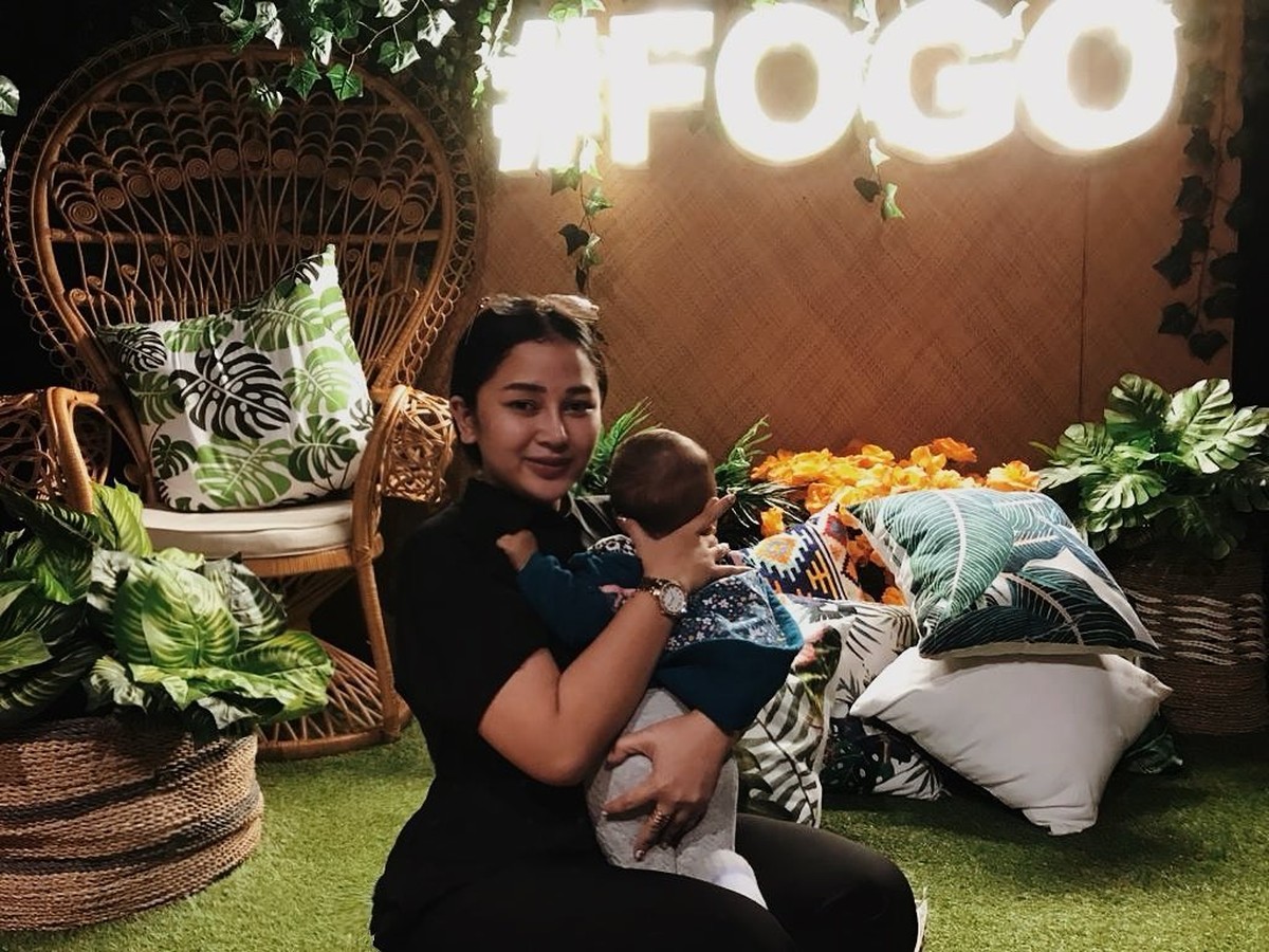 Mutia Ayu kini disibukkan mengurus putri kecilnya&comma; Gewa&period; Yuk kita lihat momen kebersamaan mereka&excl;