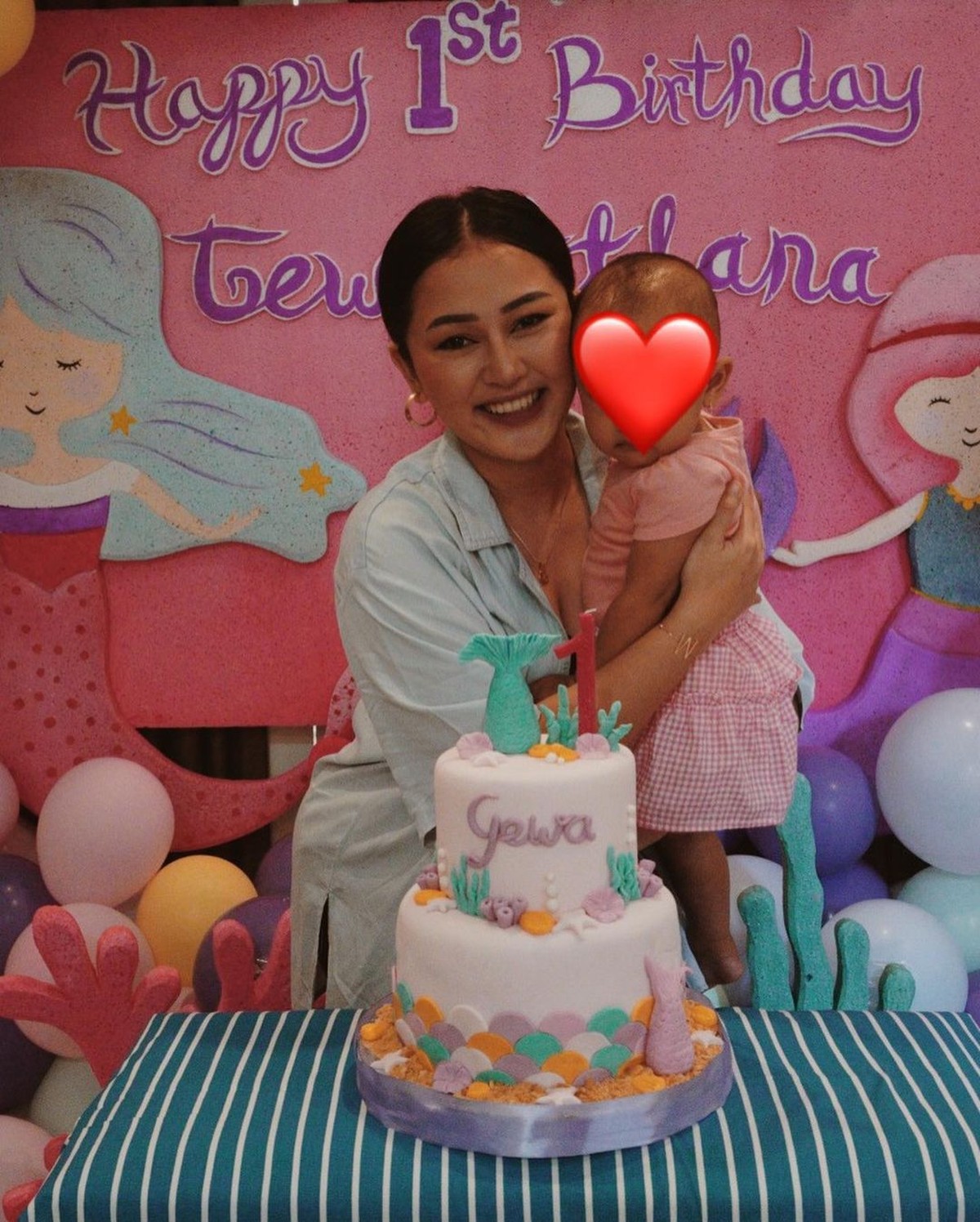 Mutia Ayu kini disibukkan mengurus putri kecilnya&comma; Gewa&period; Yuk kita lihat momen kebersamaan mereka&excl;