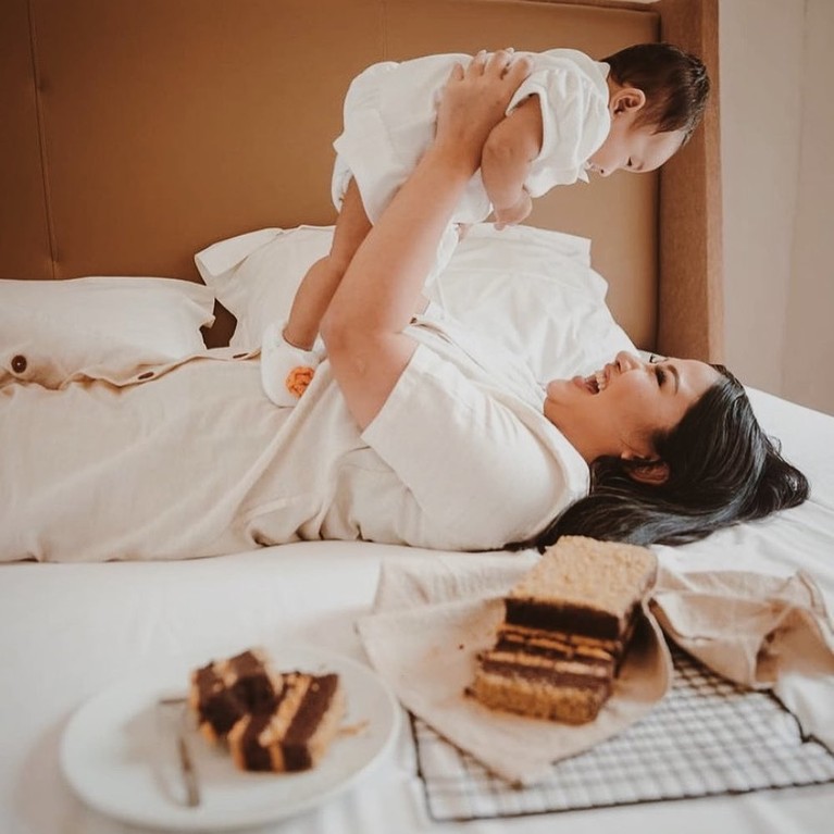 Mutia Ayu kini disibukkan mengurus putri kecilnya, Gewa. Yuk kita lihat momen kebersamaan mereka!