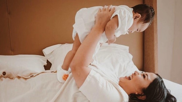 Mutia Ayu kini disibukkan mengurus putri kecilnya, Gewa. Yuk kita lihat momen kebersamaan mereka!