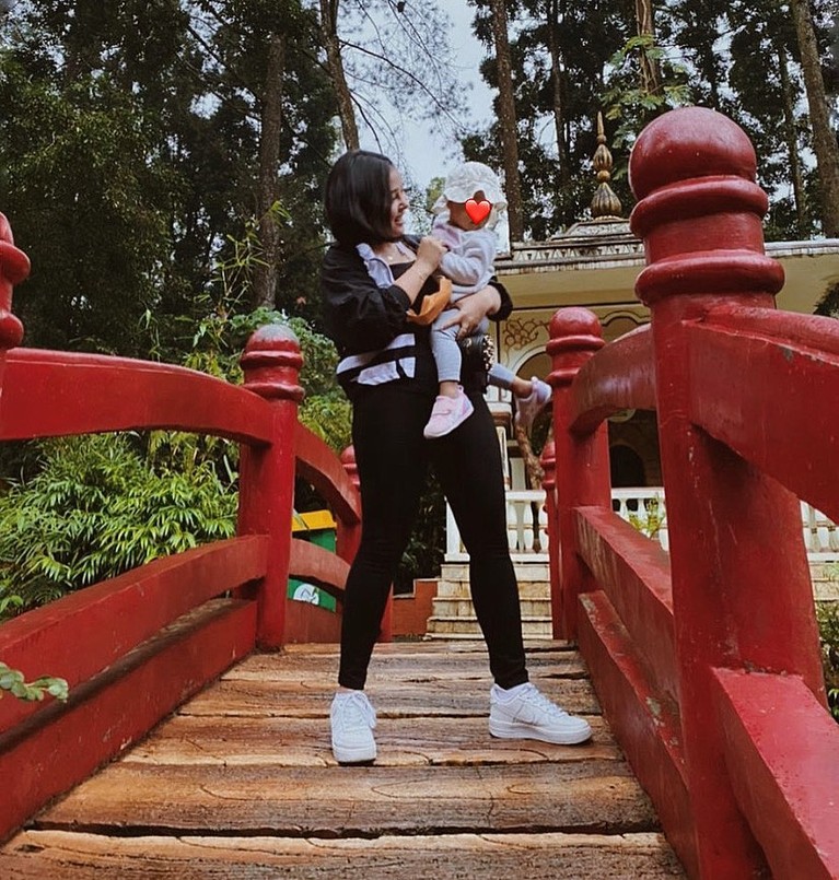 Mutia Ayu kini disibukkan mengurus putri kecilnya, Gewa. Yuk kita lihat momen kebersamaan mereka!