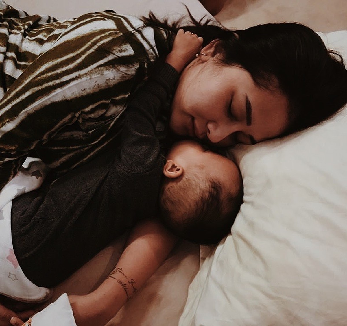 Mutia Ayu kini disibukkan mengurus putri kecilnya&comma; Gewa&period; Yuk kita lihat momen kebersamaan mereka&excl;