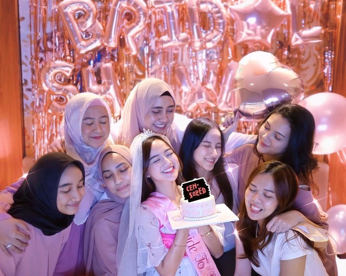 Nanda terlihat sangat bahagia sembari memancarkan senyum sumringahnya. Sembari memegang kue, nanda tampak berpenampilan khas bridal shower dengan selempang pink dan veil dan mahkota kecil. (Foto: instagram.com/nandaarsynt)