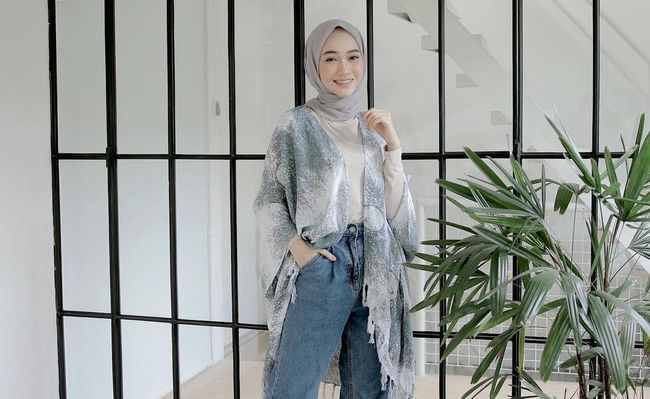 5 Inspirasi Outfit Abu-Abu untuk Hijabers, Siap Tampil Chic dan Effortless!