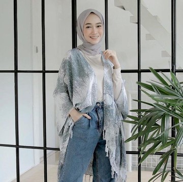 5 Inspirasi Outfit Abu-Abu untuk Hijabers, Siap Tampil Chic dan Effortless!