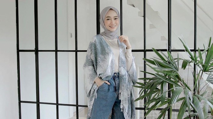 5 Inspirasi Outfit Abu-Abu untuk Hijabers, Siap Tampil Chic dan Effortless!