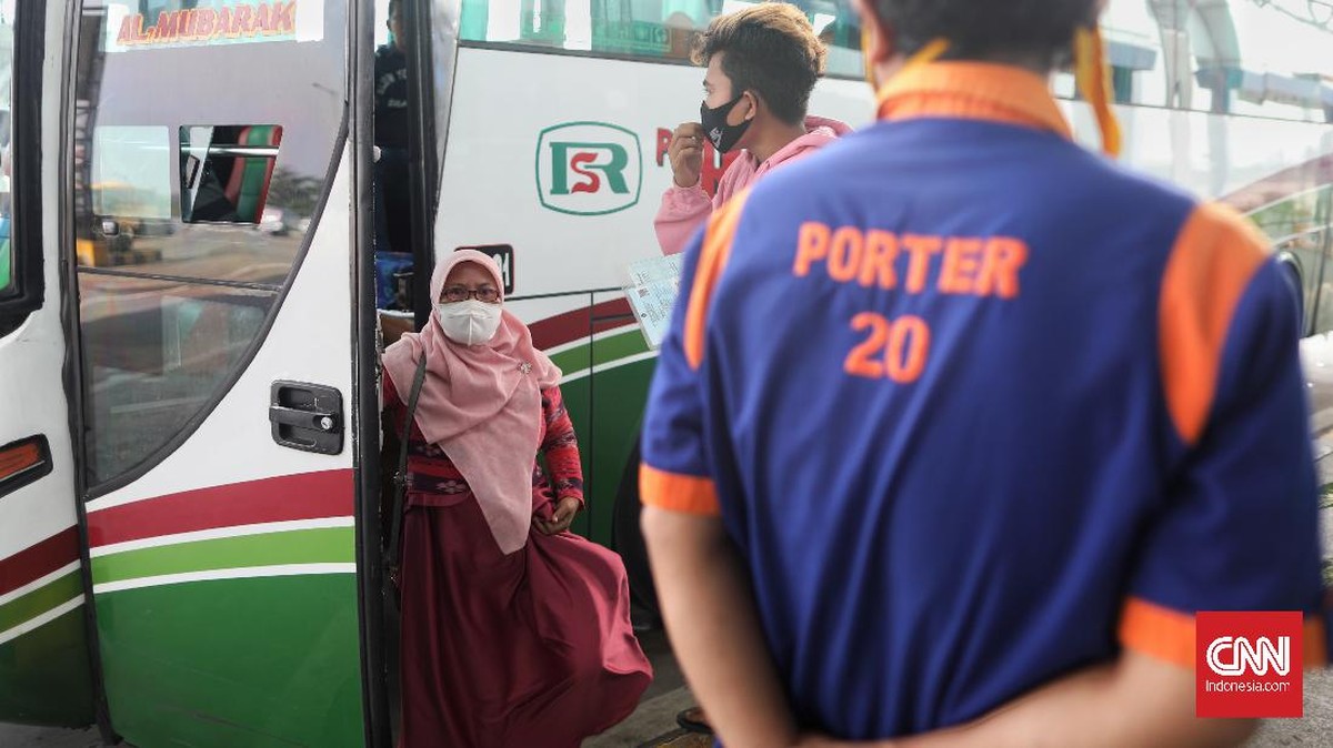 FOTO: Mencegat Pemudik yang Kembali DKI untuk Tes Antigen