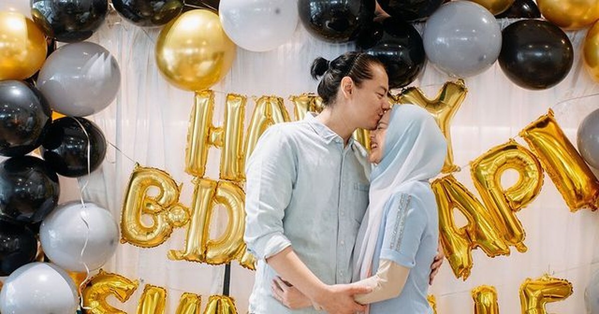 Roger Danuarta tengah berbahagia merayakan ulang tahunnya yang ke 39&period; Yuk kita lihat potretnya&excl;