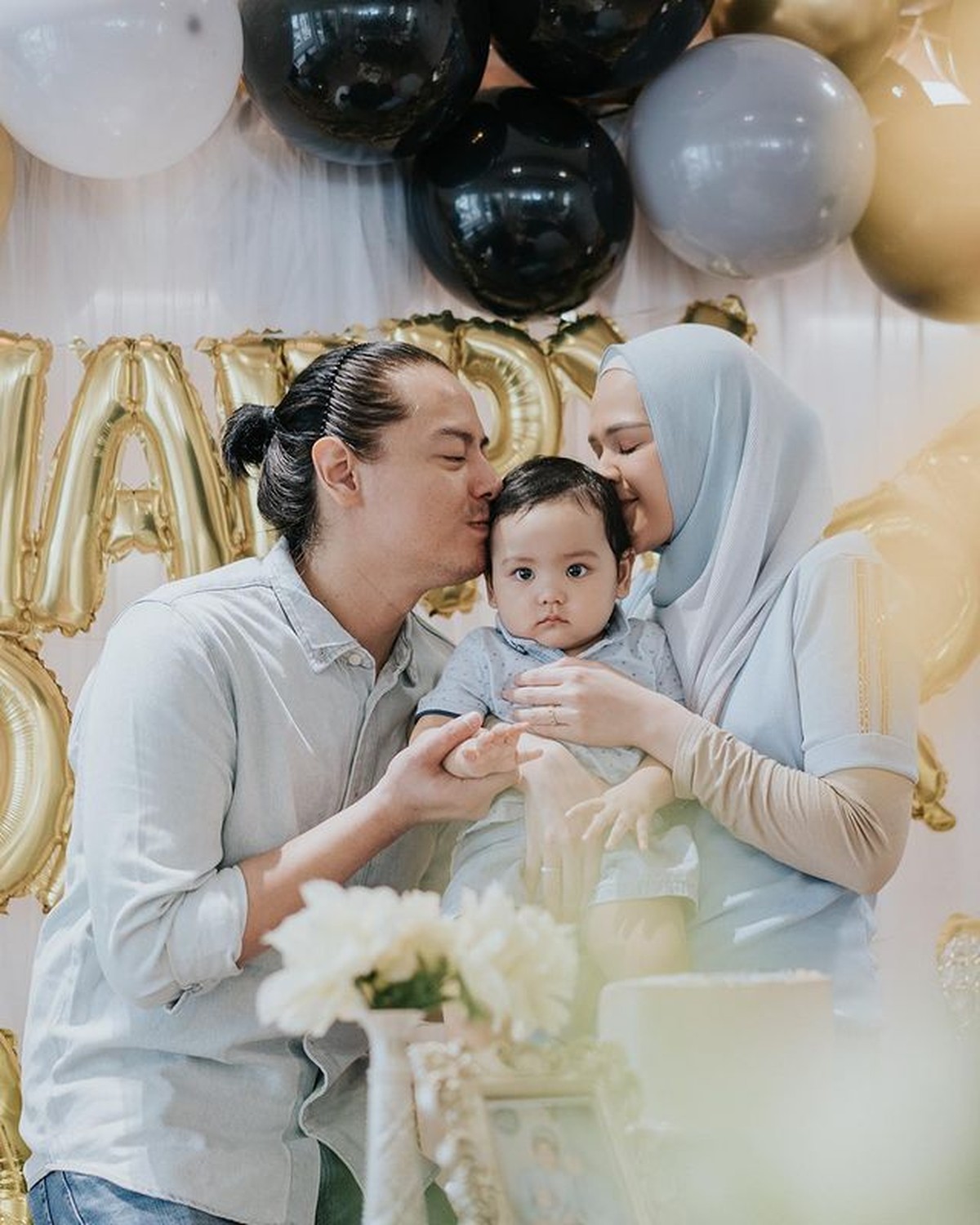 Roger Danuarta tengah berbahagia merayakan ulang tahunnya yang ke 39&period; Yuk kita lihat potretnya&excl;