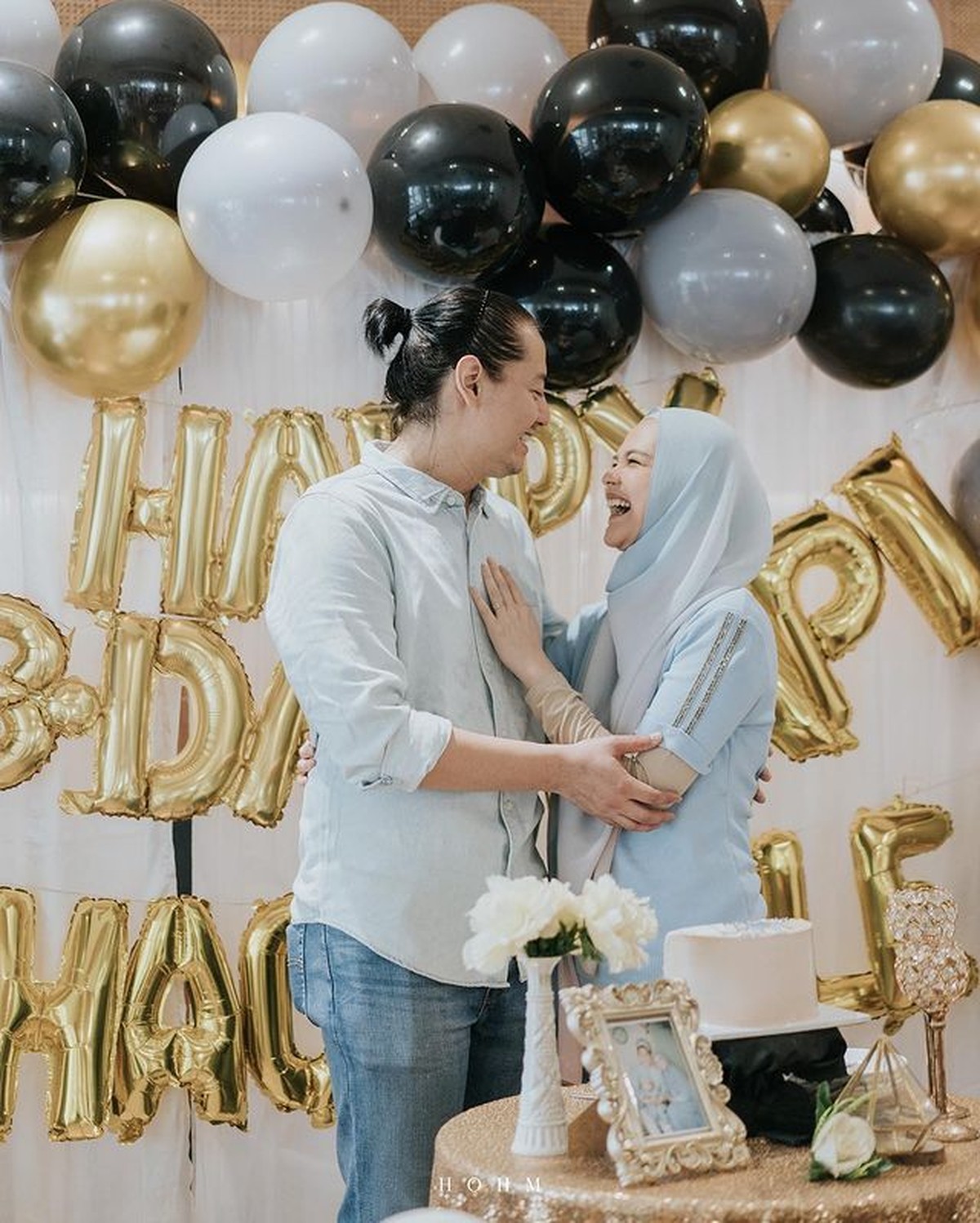 Roger Danuarta tengah berbahagia merayakan ulang tahunnya yang ke 39&period; Yuk kita lihat potretnya&excl;