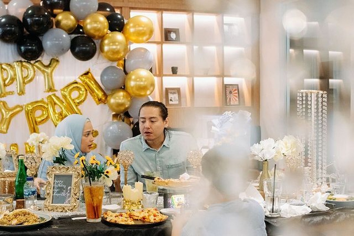 Roger Danuarta tengah berbahagia merayakan ulang tahunnya yang ke 39&period; Yuk kita lihat potretnya&excl;