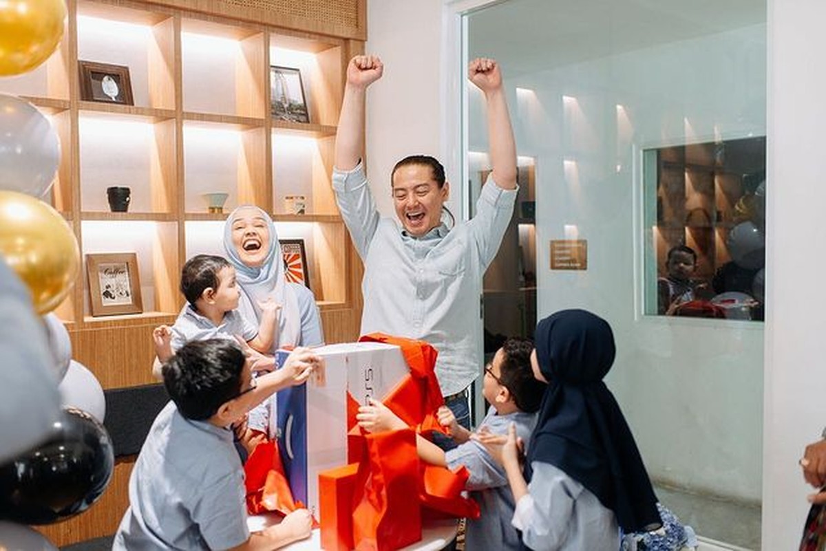 Roger Danuarta tengah berbahagia merayakan ulang tahunnya yang ke 39&period; Yuk kita lihat potretnya&excl;