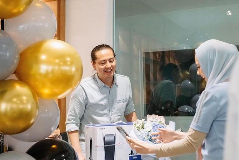 Roger Danuarta tengah berbahagia merayakan ulang tahunnya yang ke 39. Yuk kita lihat potretnya!