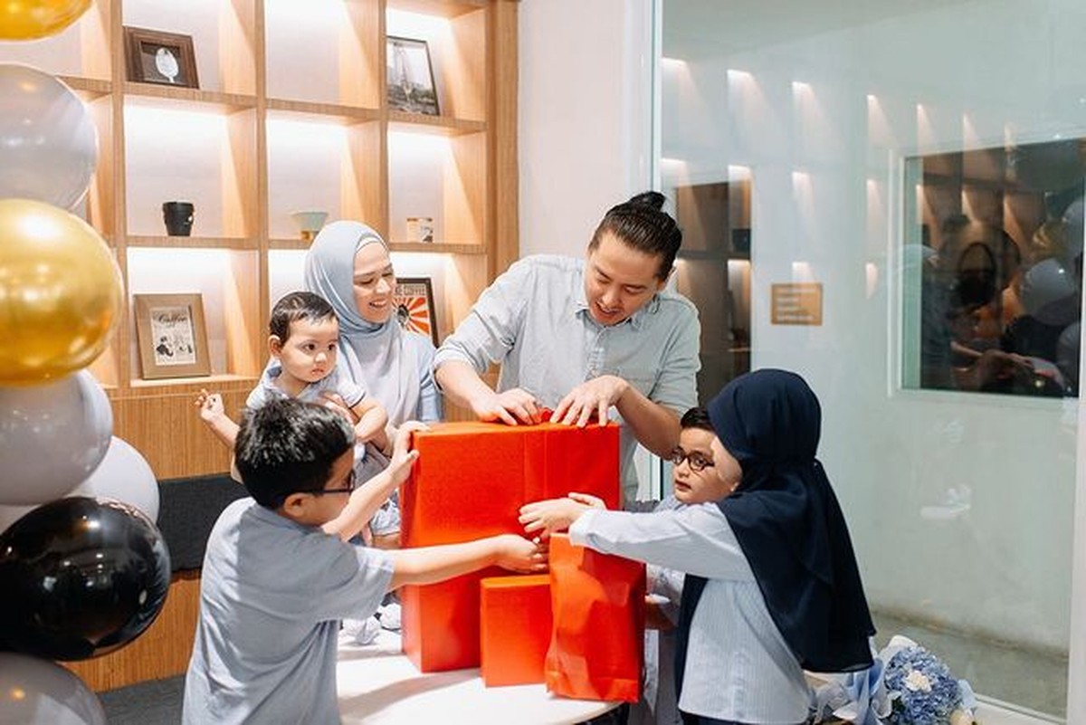 Roger Danuarta tengah berbahagia merayakan ulang tahunnya yang ke 39&period; Yuk kita lihat potretnya&excl;