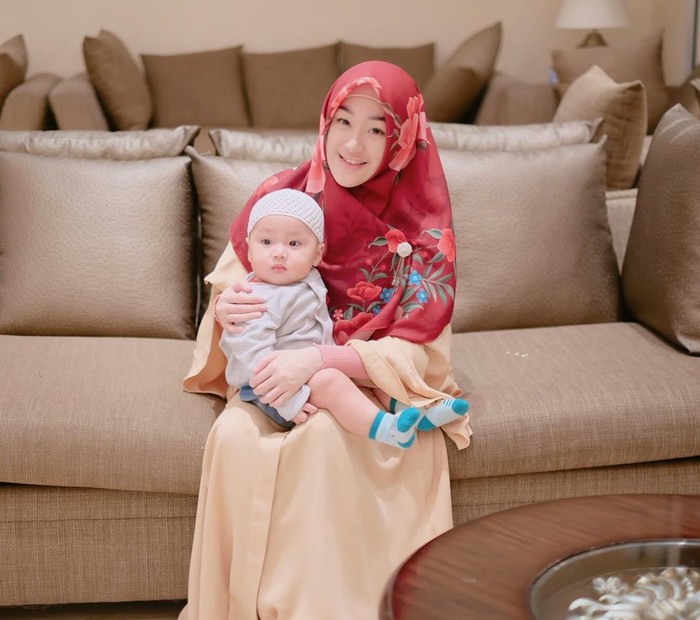 Saat berada di foto ini, Yusuf masih berusia 7 bulan. Sesuai anak seusianya, Yusuf sudah mulai bisa duduk dan tampak menggemaskan dengan menggunakan peci rajut warna putih. Sementara itu Larissa justru mirip kakaknya ya. (Instagram.com/larissachou)