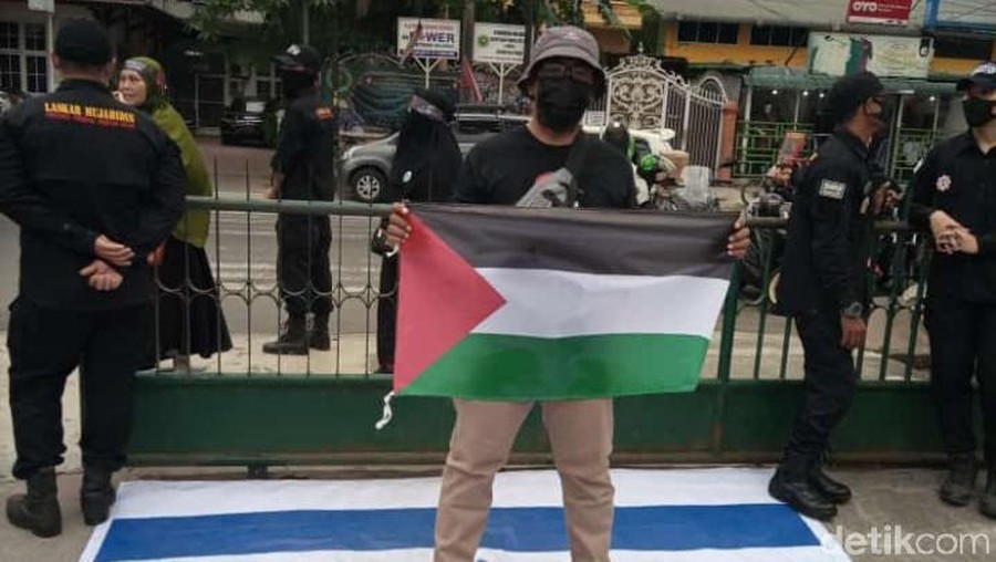 Sejumlah warga Medan&comma; Sumatera Utara &lpar;Sumut&rpar; melakukan aksi untuk mengecam serangan tentara Israel ke Palestina&period; Bendera Israel diinjak warga pada aksi ini&period;