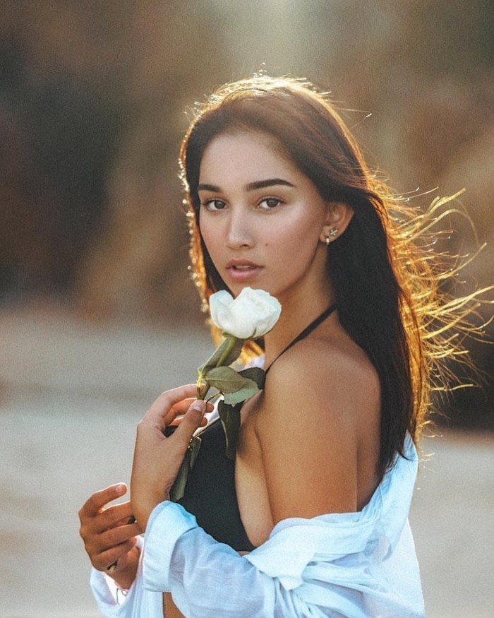 Selain berbakat di bidang modelling, ia juga memiliki bakat dalam hal tarik suara dan bermusik, lho! (foto: instagram.com/thesophiarogan)