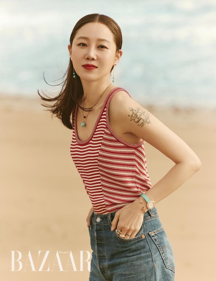 Setelan kasual membuat orang tak menyangka bahwa Gyo Jin sudah berusia kepala empat. Celana jeans dan tanktop garis-garis berwarna merah putih. Meski kasual juga cocok dipadukan dengan perhiasan sederhana untuk membuatnya lebih mempesona/Sumber/Soompi.