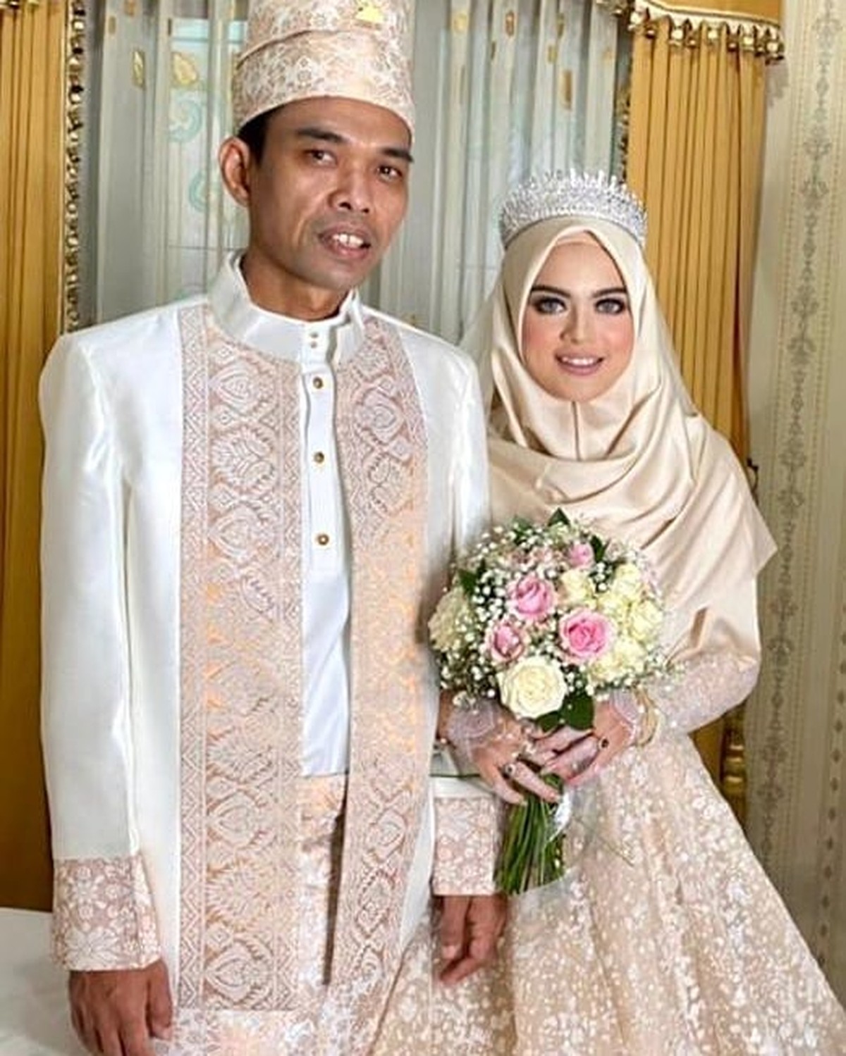 Ustaz Abdul Somad &lpar;UAS&rpar; menggelar resepsi pernikahannya dengan Fatimah secara tertutup&period; Yuk kita intip bagaimana suasananya&excl;