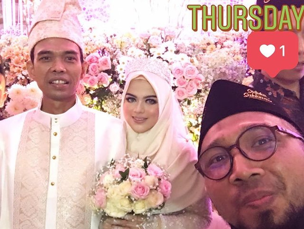 Ustaz Abdul Somad &lpar;UAS&rpar; menggelar resepsi pernikahannya dengan Fatimah secara tertutup&period; Yuk kita intip bagaimana suasananya&excl;