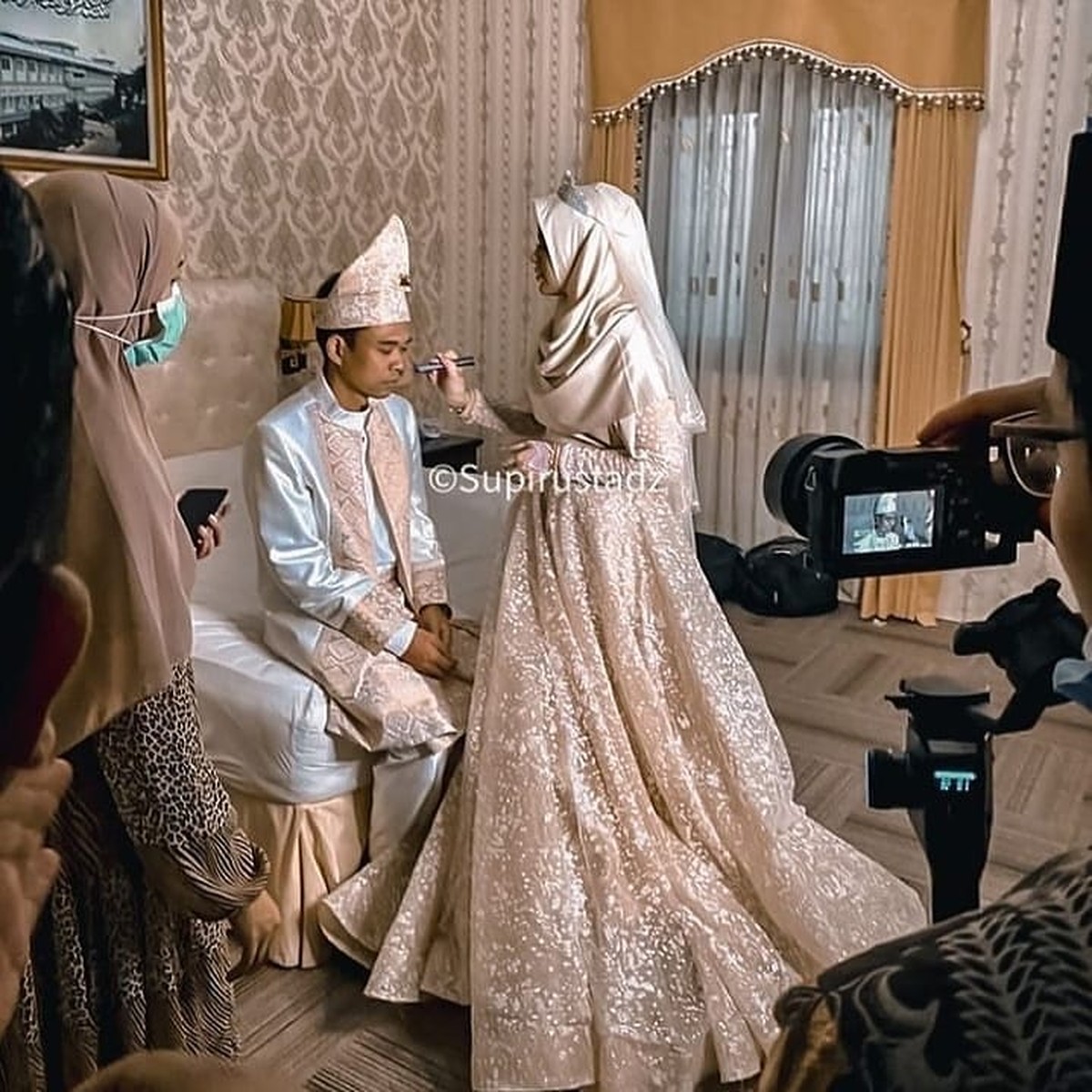 Ustaz Abdul Somad &lpar;UAS&rpar; menggelar resepsi pernikahannya dengan Fatimah secara tertutup&period; Yuk kita intip bagaimana suasananya&excl;