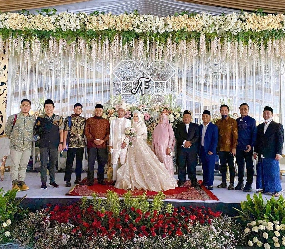 Ustaz Abdul Somad &lpar;UAS&rpar; menggelar resepsi pernikahannya dengan Fatimah secara tertutup&period; Yuk kita intip bagaimana suasananya&excl;