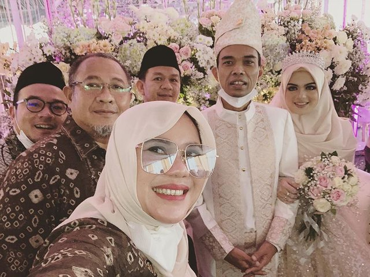 Ustaz Abdul Somad &lpar;UAS&rpar; menggelar resepsi pernikahannya dengan Fatimah secara tertutup&period; Yuk kita intip bagaimana suasananya&excl;
