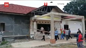 VIDEO: Ratusan Warga Perbaiki Mapolsek CandipuroLokasi : Lamp