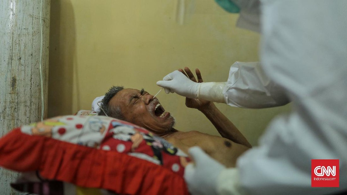 FOTO: Berjibaku Cari Penularan Covid Klaster RT di Cipayung