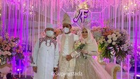 <p>Ustaz Abdul Somad dan Fatimah Az Zahra tampil mengenakan <em>outfit</em> mewah bernuansa <em>soft beige</em>. Sang istri terlihat cantik dengan gaun pengantin hijab nan elegan. (Foto: Instagram: @supirustadz)</p>