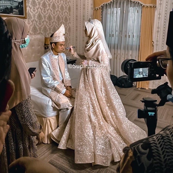 <p>Fatimah Az Zahra dan Ustaz Abdul Somad terlihat mesra sebagai pasangan suami istri. Lihat saja ketika Fatimah membenahi riasan wajah sang suami. Mesra sekali, Bunda. (Foto: Instagram: @supirustadz)</p>