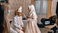 <p>Fatimah Az Zahra dan Ustaz Abdul Somad terlihat mesra sebagai pasangan suami istri. Lihat saja ketika Fatimah membenahi riasan wajah sang suami. Mesra sekali, Bunda. (Foto: Instagram: @supirustadz)</p>