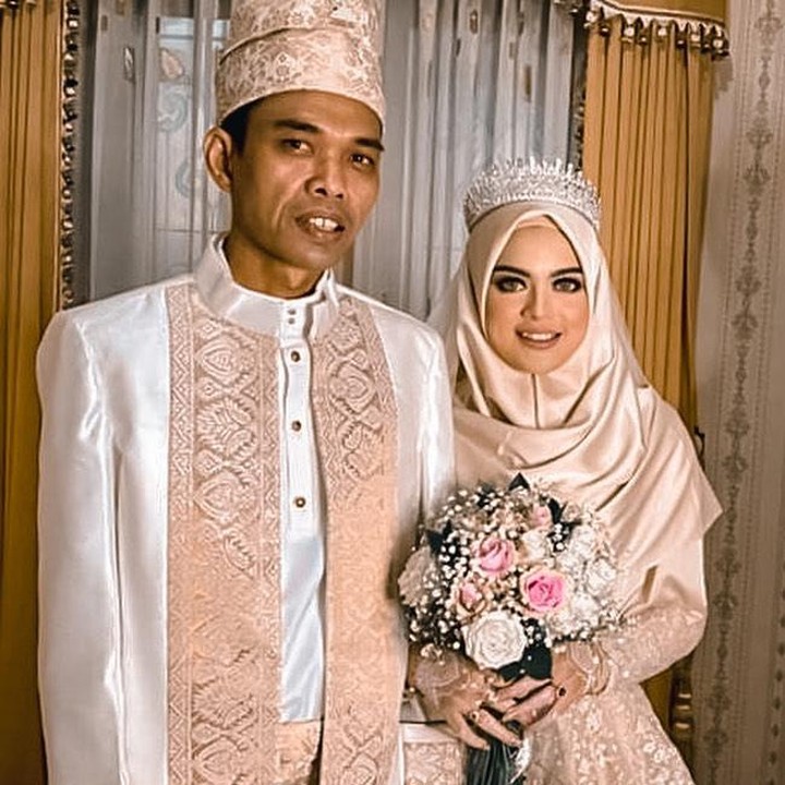<p>Ustaz Abdul Somad telah menikahi wanita Fatimah Az Zahra pada 28 April lalu. Mereka baru saja menggelar resepsi pernikahan di gedung Universitas Darussalam (Unida) Gontor, Ponorogo, Jawa Timur, pada Kamis (20/5/2021). (Foto: Instagram: @supirustadz)</p>