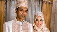 <p>Ustaz Abdul Somad telah menikahi wanita Fatimah Az Zahra pada 28 April lalu. Mereka baru saja menggelar resepsi pernikahan di gedung Universitas Darussalam (Unida) Gontor, Ponorogo, Jawa Timur, pada Kamis (20/5/2021). (Foto: Instagram: @supirustadz)</p>