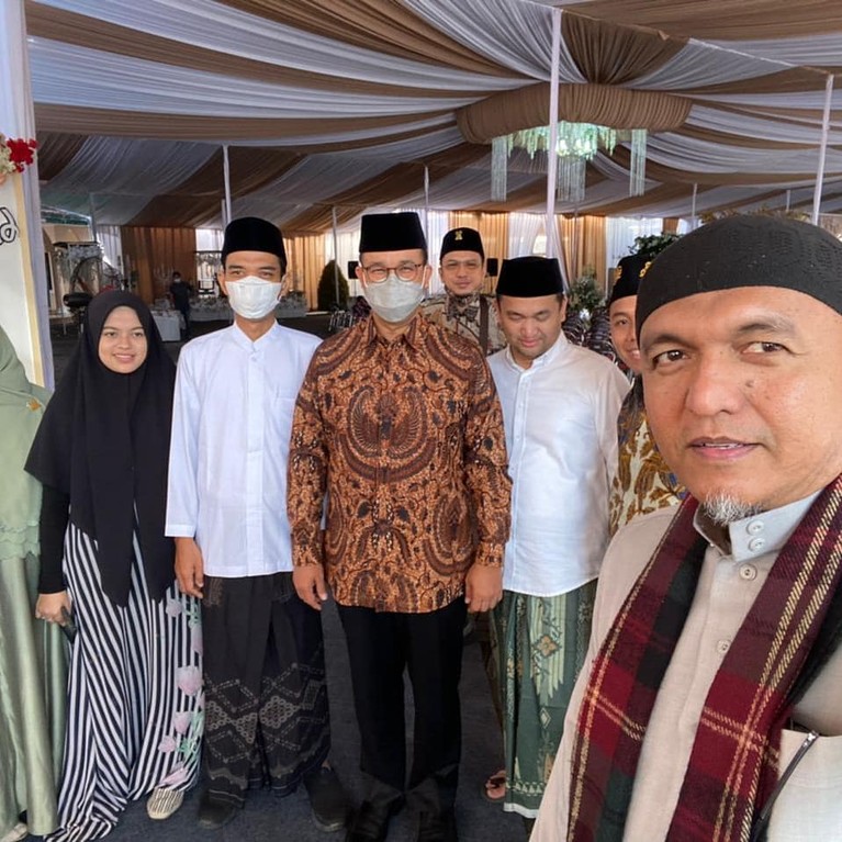 Ustaz Abdul Somad dan Fatimah Az Zahra Ustaz Abdul Somad dan Fatimah Az Zahra terlihat semakin mesra setelah menikah. Yuk kita intip kemesraan mereka!