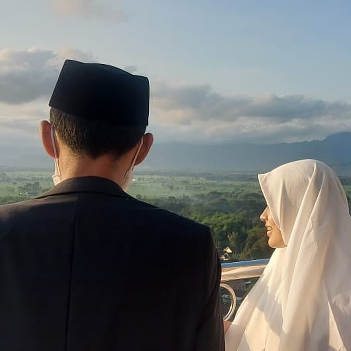 Ustaz Abdul Somad dan Fatimah Az Zahra terlihat semakin mesra setelah menikah&period; Yuk kita intip kemesraan mereka&excl;