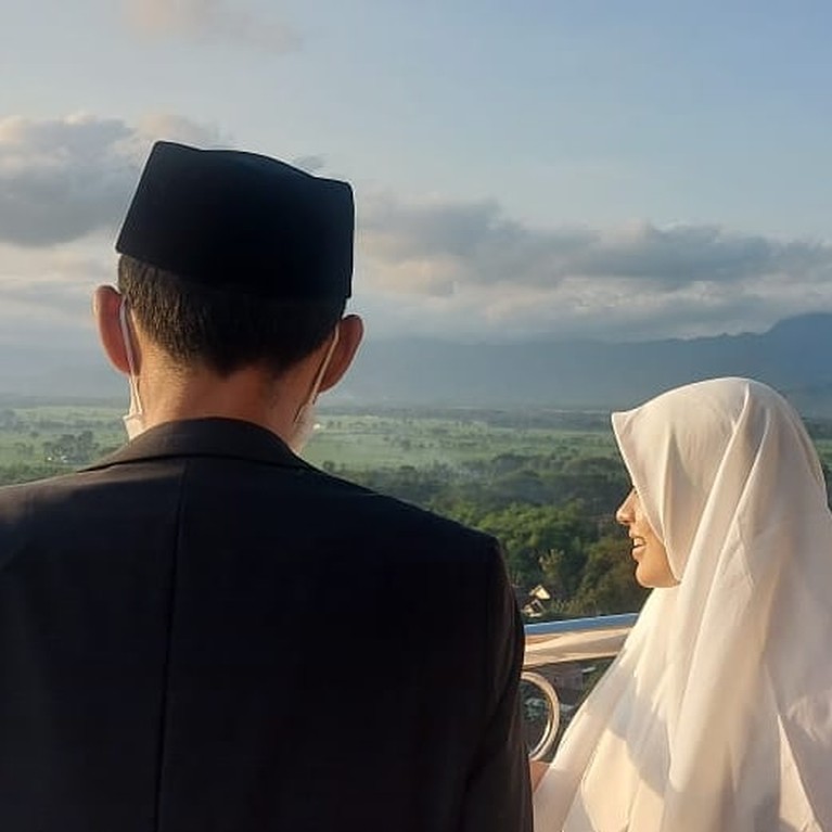 Ustaz Abdul Somad dan Fatimah Az Zahra Ustaz Abdul Somad dan Fatimah Az Zahra terlihat semakin mesra setelah menikah. Yuk kita intip kemesraan mereka!