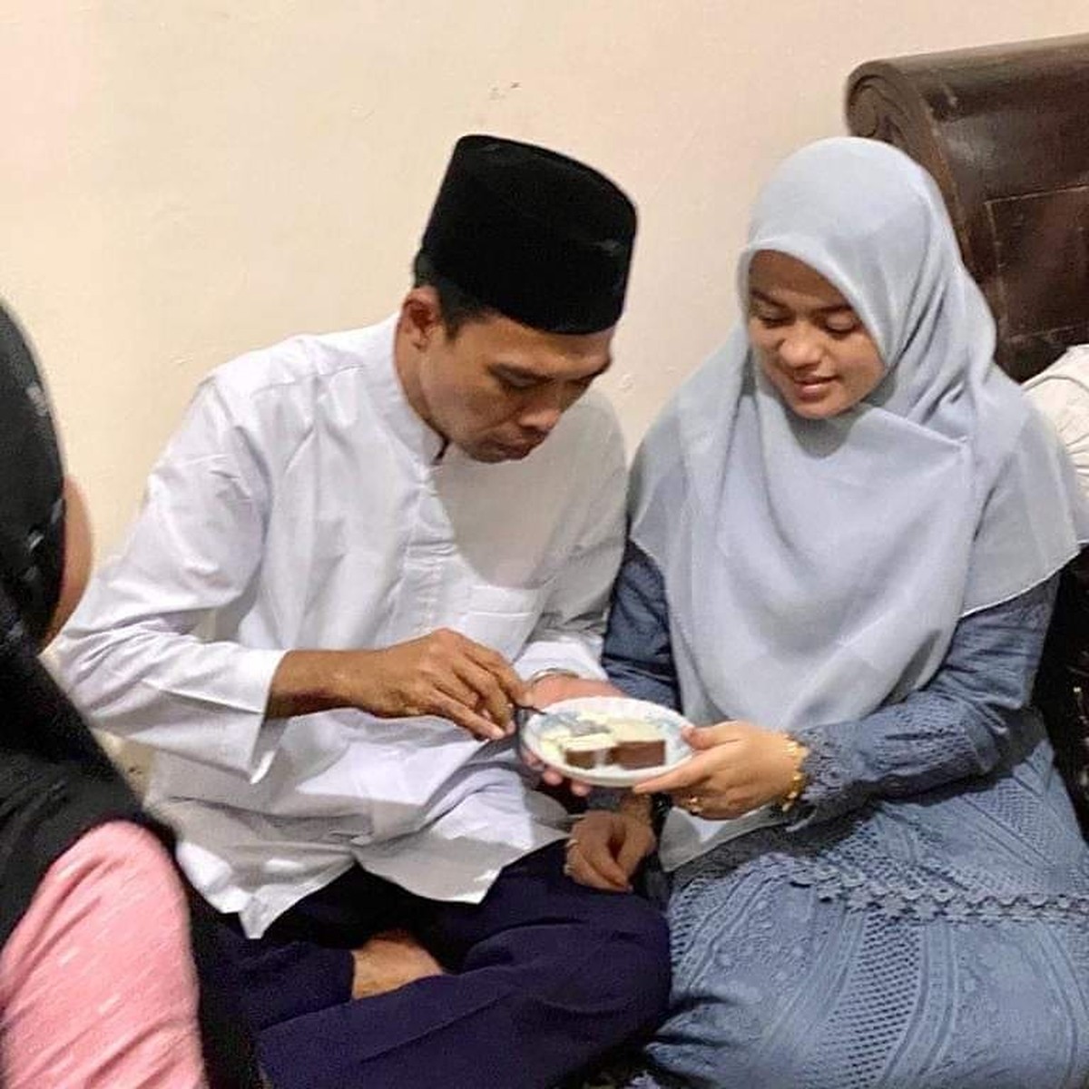 Ustaz Abdul Somad dan Fatimah Az Zahra terlihat semakin mesra setelah menikah&period; Yuk kita intip kemesraan mereka&excl;