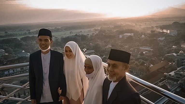 Ustaz Abdul Somad dan Fatimah Az Zahra Ustaz Abdul Somad dan Fatimah Az Zahra terlihat semakin mesra setelah menikah. Yuk kita intip kemesraan mereka!