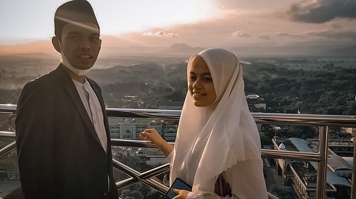 Ustaz Abdul Somad dan Fatimah Az Zahra terlihat semakin mesra setelah menikah. Yuk kita intip kemesraan mereka!