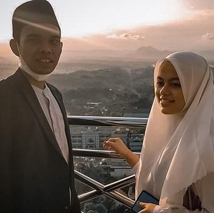 <p>Raut kebahagiaan terpancar dari Ustaz Abdul Somad dan Fatimah Az Zahra, pasangan pengantin baru yang terpaut usia 25 tahun. (Foto: Instagram: @supirustadz)</p>