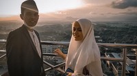 <p>Raut kebahagiaan terpancar dari Ustaz Abdul Somad dan Fatimah Az Zahra, pasangan pengantin baru yang terpaut usia 25 tahun. (Foto: Instagram: @supirustadz)</p>