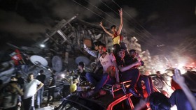 FOTO: Sorak Warga Gaza Sambut Gencatan Senjata Hamas-Israel
