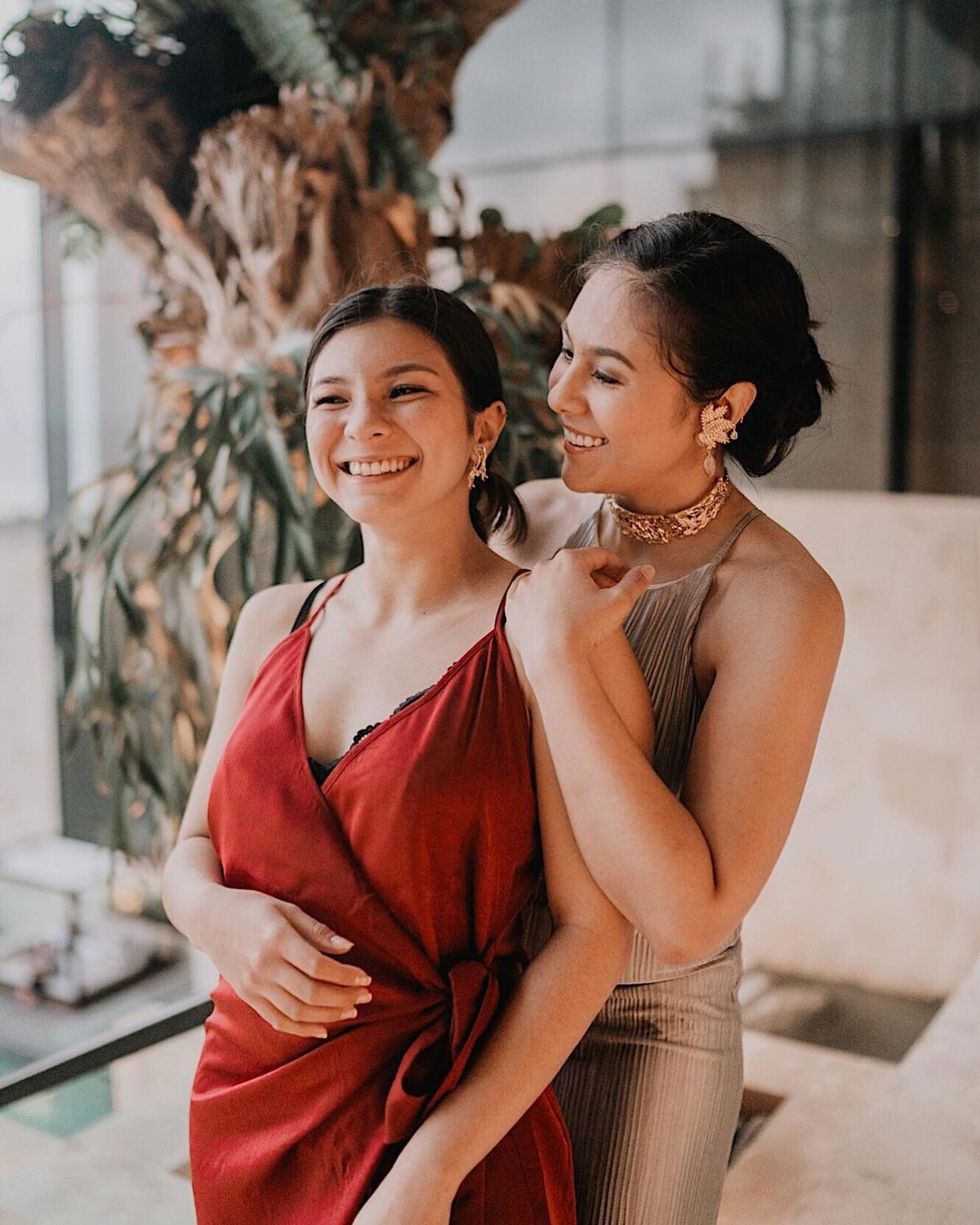 Pasangan ibu anak&comma; Wulan Guritno dan Shalom Razade sering dikatakan sebagai kakak adik&period; Yuk kita intip penampilan kece mereka&excl;