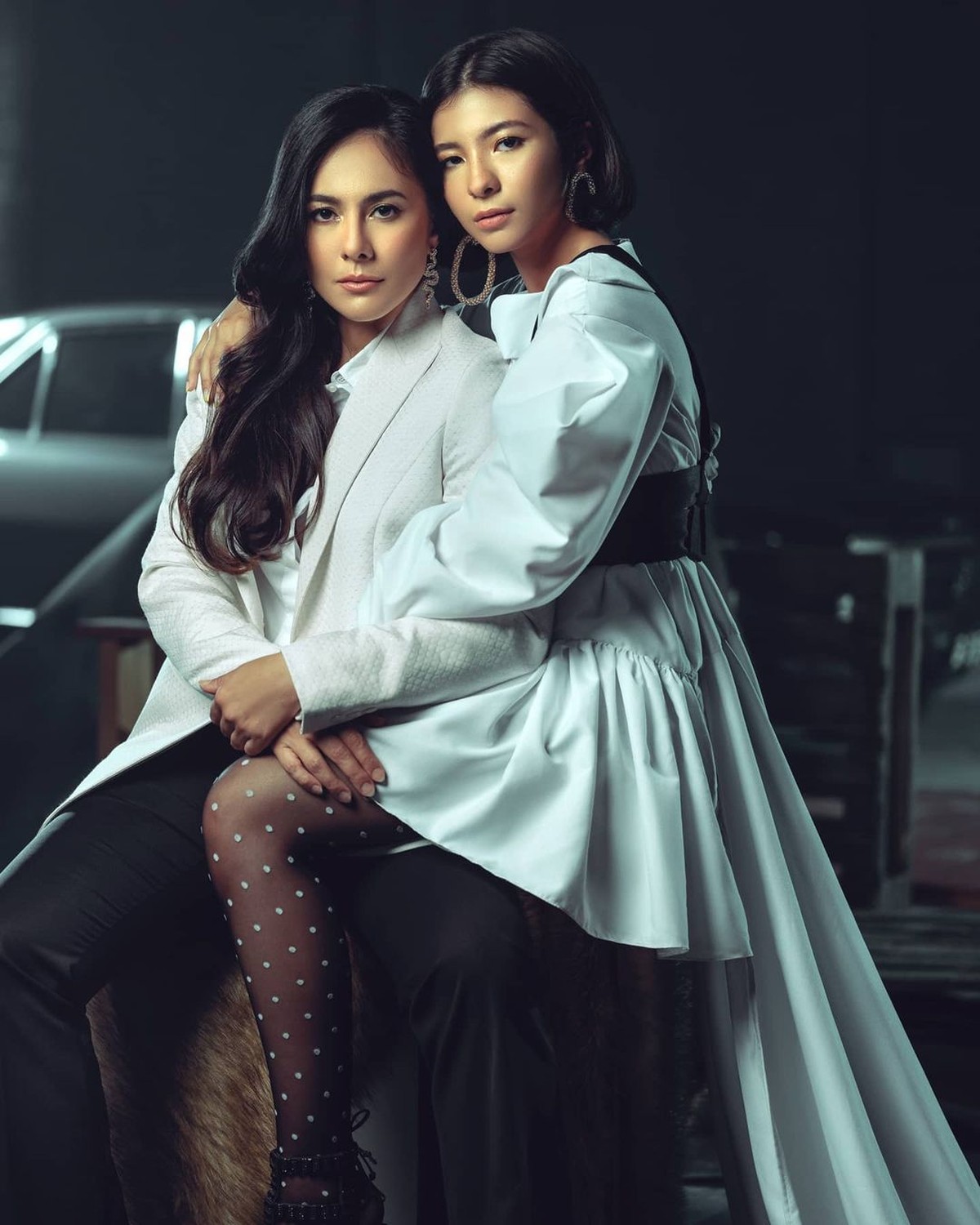 Pasangan ibu anak&comma; Wulan Guritno dan Shalom Razade sering dikatakan sebagai kakak adik&period; Yuk kita intip penampilan kece mereka&excl;