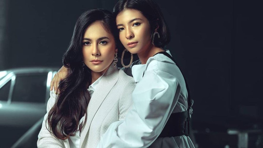 Pasangan ibu anak, Wulan Guritno dan Shalom Razade sering dikatakan sebagai kakak adik. Yuk kita intip penampilan kece mereka!