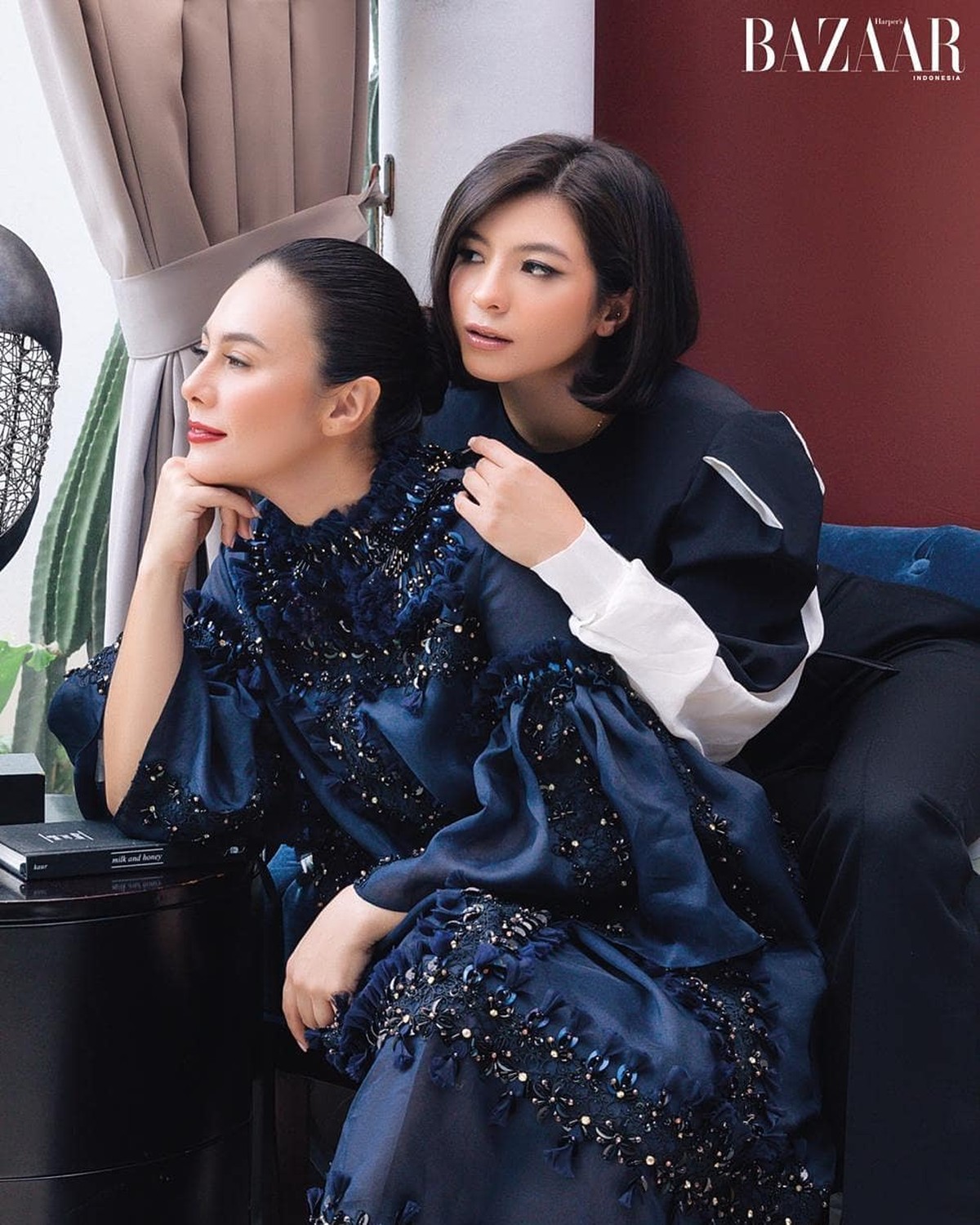 Pasangan ibu anak&comma; Wulan Guritno dan Shalom Razade sering dikatakan sebagai kakak adik&period; Yuk kita intip penampilan kece mereka&excl;