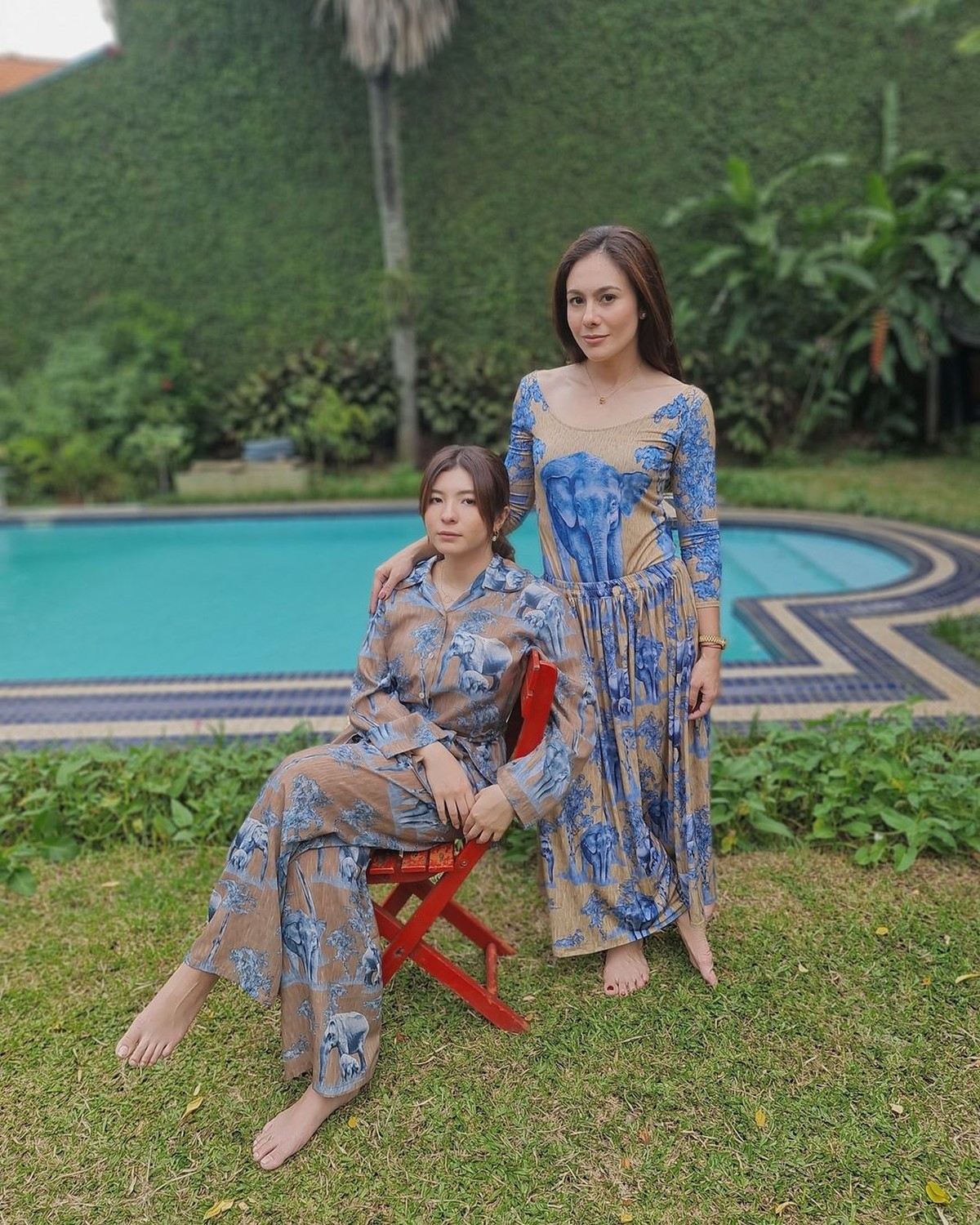 Pasangan ibu anak&comma; Wulan Guritno dan Shalom Razade sering dikatakan sebagai kakak adik&period; Yuk kita intip penampilan kece mereka&excl;