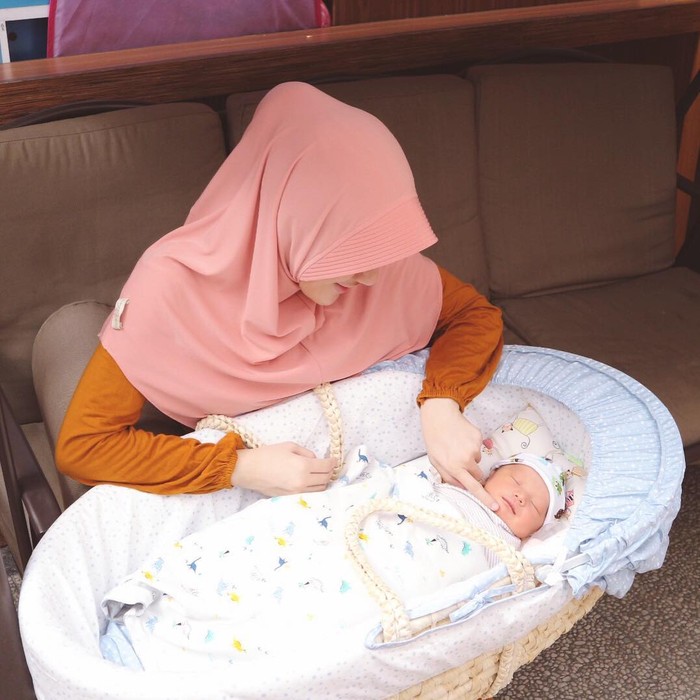 Yusuf Alvin Ramadhan lahir pada 9 Juni 2017. Saat melahirkan Yusuf, Larissa masih berusia 21 tahun dan menjadikannya mama muda nan cantik. Yusuf yang baru berusia hitungan hari ini menggemaskan saat tidur dalam bassinete-nya! (Instagram.com/larissachou)